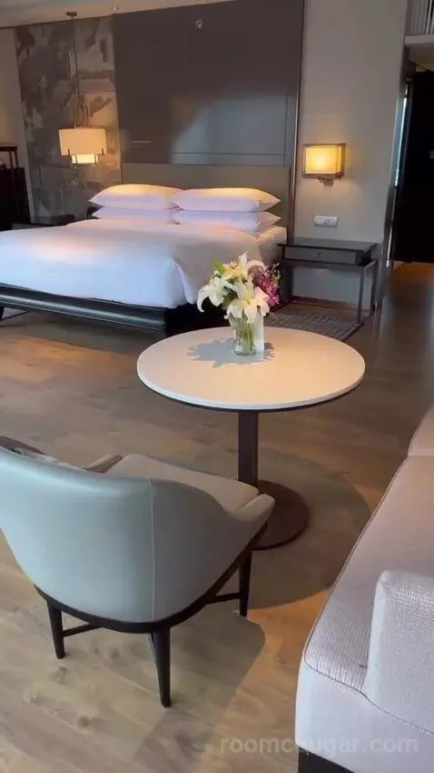 1 King Bed. Executive Lounge Access. Corner, Large 1-Bedroom Suite (#2123) bed picture #9