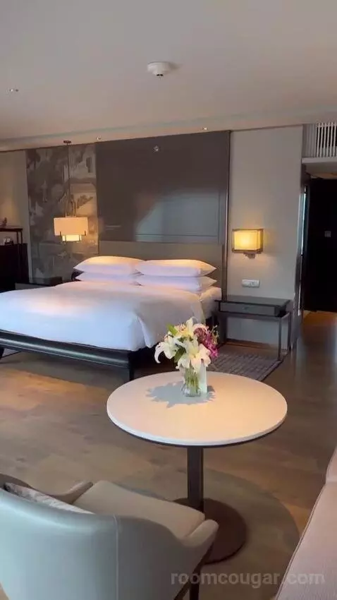 1 King Bed. Executive Lounge Access. Corner, Large 1-Bedroom Suite (#2123) bed picture #10