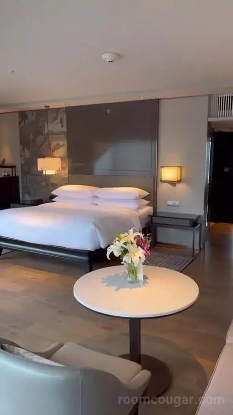 1 King Bed. Executive Lounge Access. Corner, Large 1-Bedroom Suite (#2123) bed picture #11