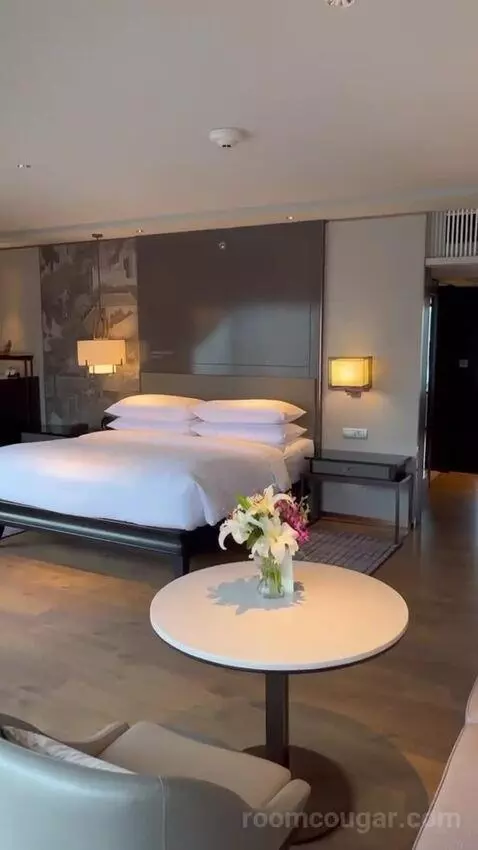 1 King Bed. Executive Lounge Access. Corner, Large 1-Bedroom Suite (#2123) bed picture #12