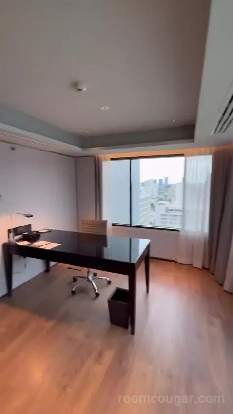1 King Bed. Executive Lounge Access. Corner, Large 1-Bedroom Suite (#2123) view picture #9