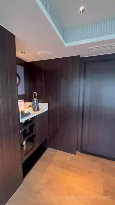 1 King Bed. Executive Lounge Access. Corner, Large 1-Bedroom Suite (#2123) bed picture #1