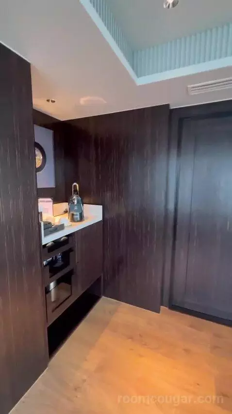 1 King Bed. Executive Lounge Access. Corner, Large 1-Bedroom Suite (#2123) bed picture #2
