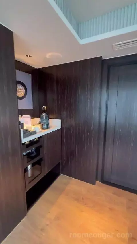 1 King Bed. Executive Lounge Access. Corner, Large 1-Bedroom Suite (#2123) bed picture #3