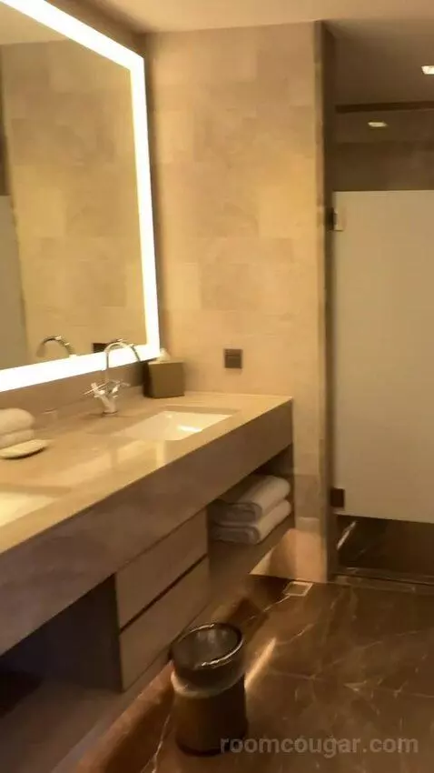 Executive Lounge Access, Suite, 1 King, Corner Room picture #14