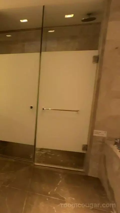 Executive Lounge Access, Suite, 1 King, Corner Room bathroom picture #5