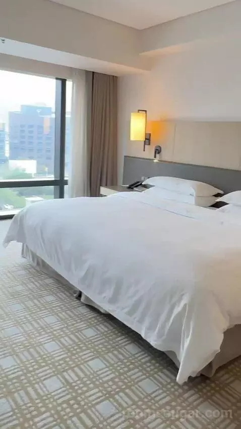 Executive Lounge Access, Suite, 1 King, Corner Room bed picture #1