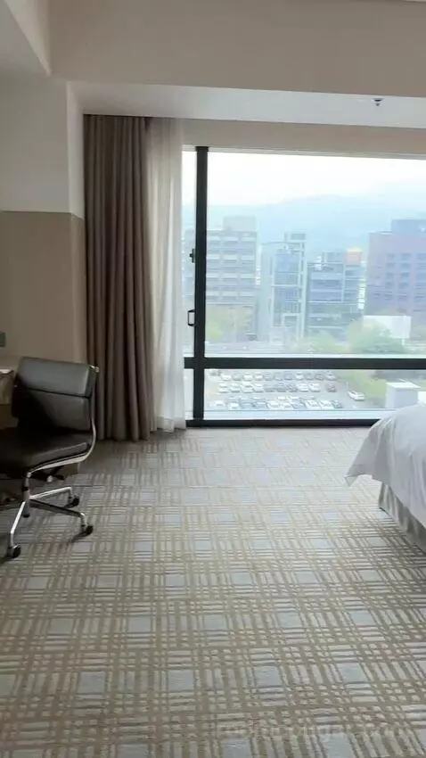 Executive Lounge Access, Suite, 1 King, Corner Room bed picture #12