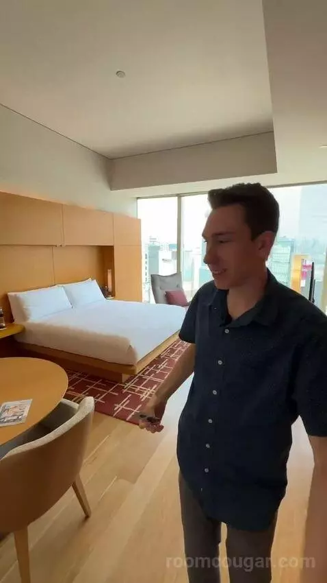 Deluxe King Room with City View bed picture #1