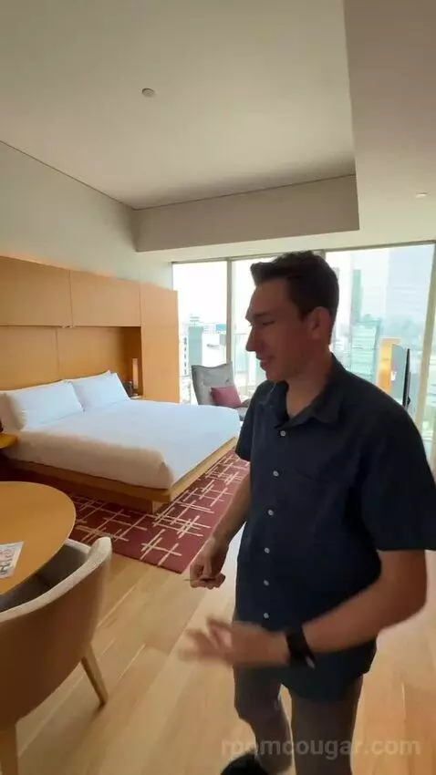 Deluxe King Room with City View bed picture #2