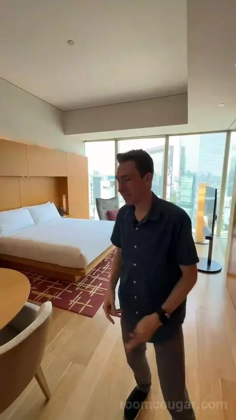 Deluxe King Room with City View bed picture #4