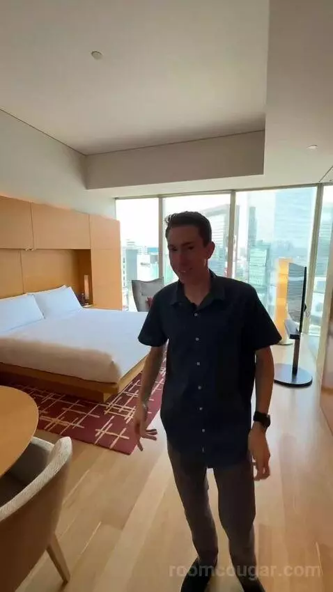 Deluxe King Room with City View bed picture #5