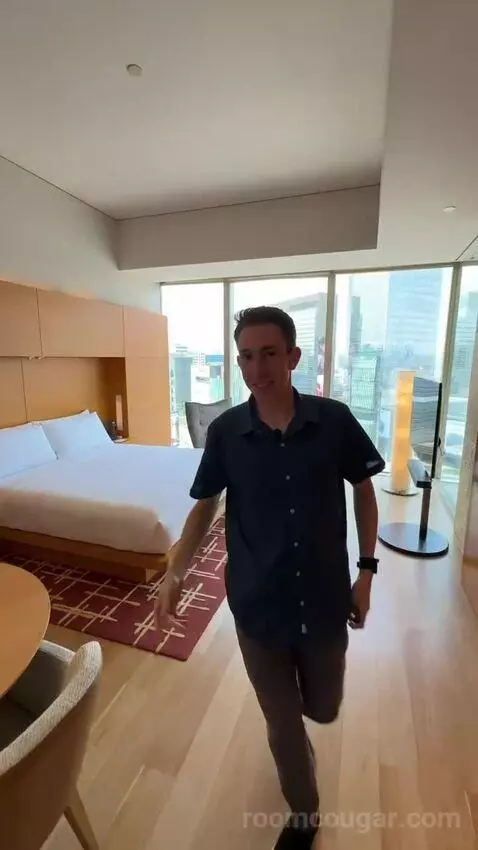 Deluxe King Room with City View bed picture #6