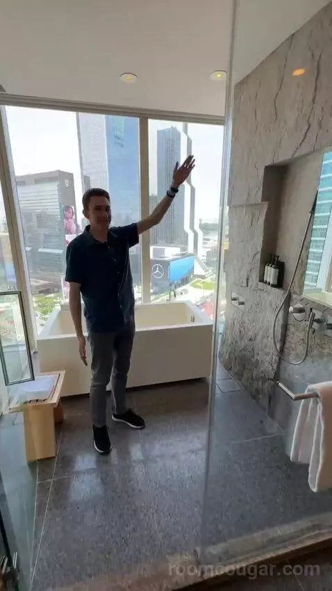 Deluxe King Room with City View bathroom picture #1