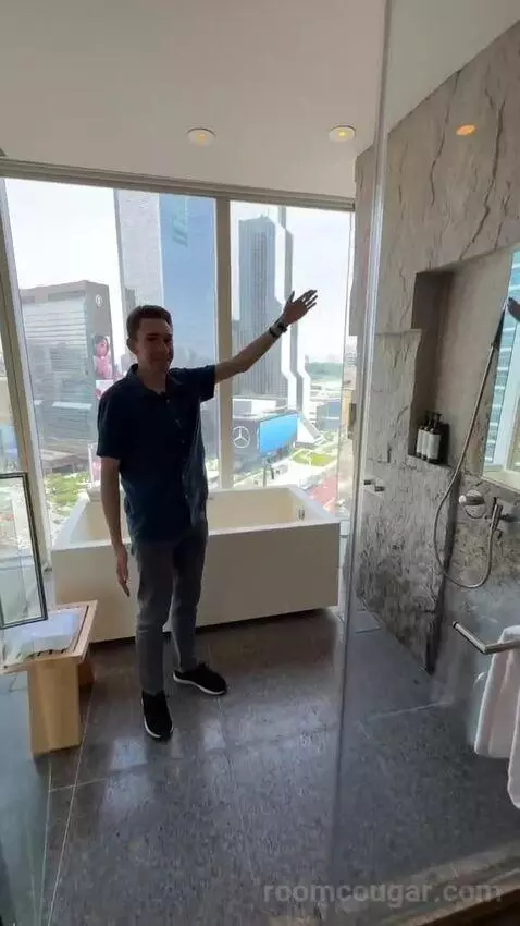 Deluxe King Room with City View bathroom picture #2