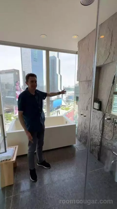 Deluxe King Room with City View bathroom picture #4