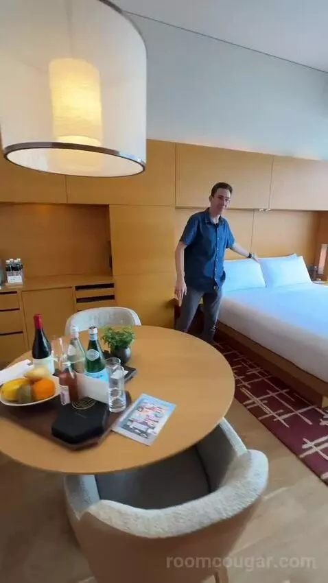 Deluxe King Room with City View bed picture #8