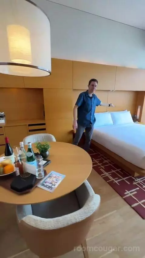 Deluxe King Room with City View bed picture #9