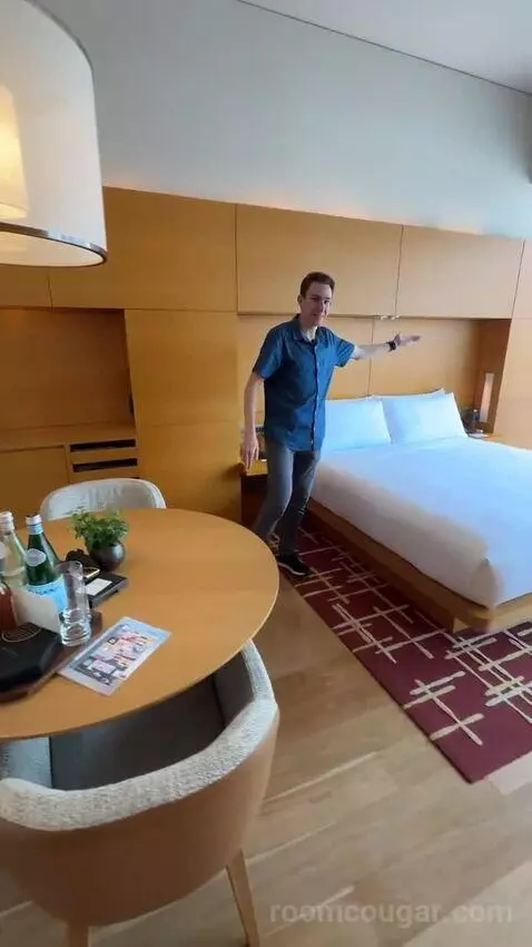 Deluxe King Room with City View bed picture #11