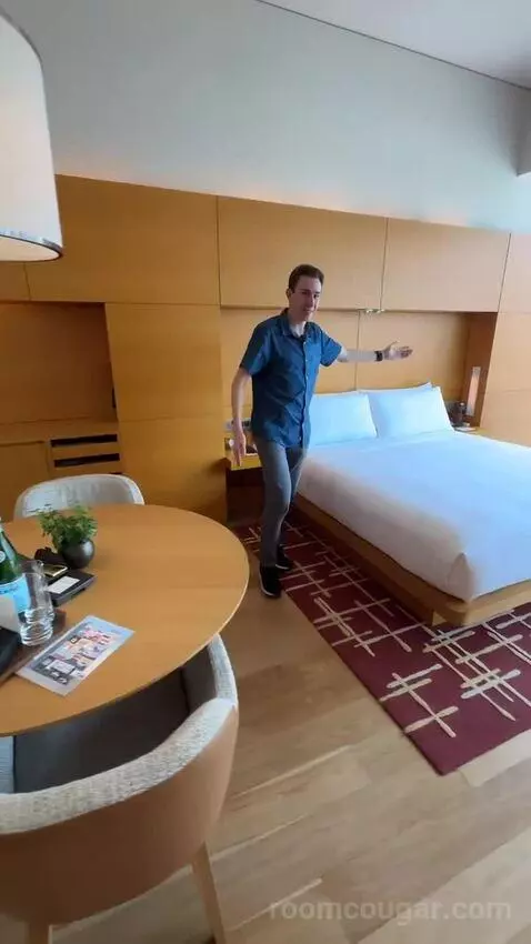 Deluxe King Room with City View bed picture #12