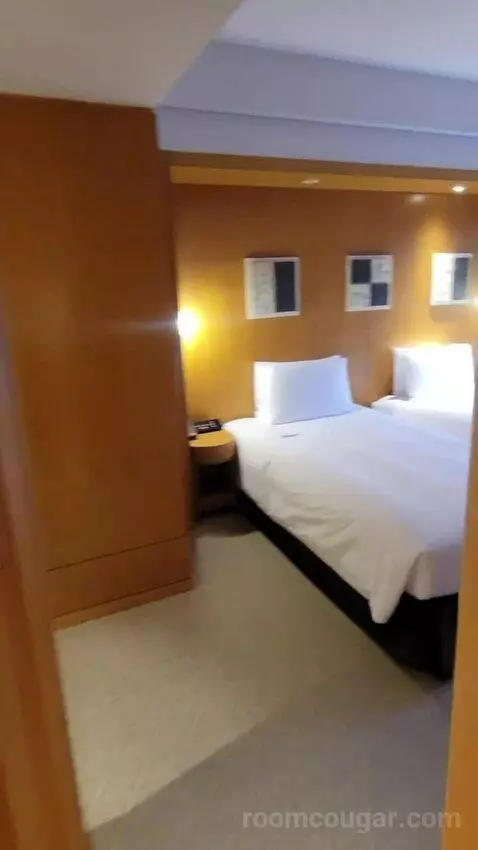 Grand Executive Twin Suite bed picture #3