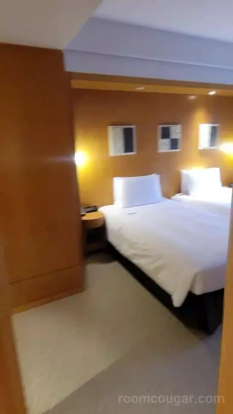 Grand Executive Twin Suite bed picture #4