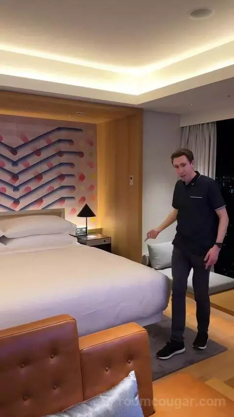 1 King Bed, Wow Suite bed picture #6