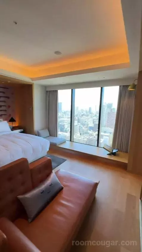 1 King Bed, Wow Suite bed picture #11