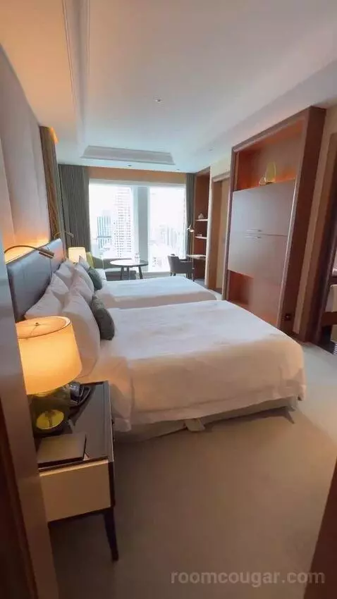Grand Deluxe, Larger Guest Room, 2 Double, Skyline View, Corner Room bed picture #2
