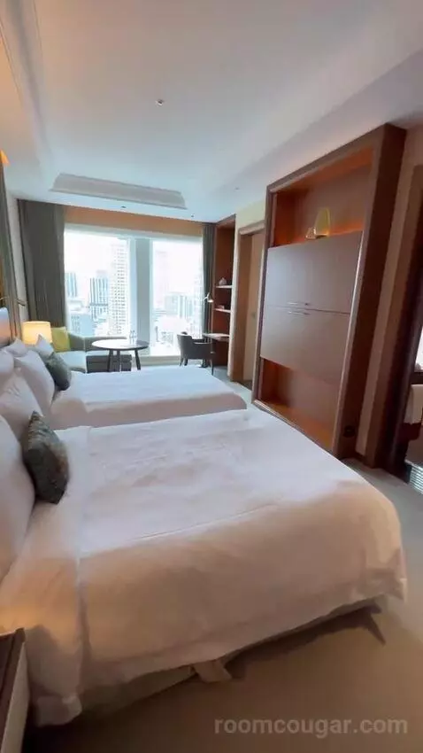 Grand Deluxe, Larger Guest Room, 2 Double, Skyline View, Corner Room bed picture #3