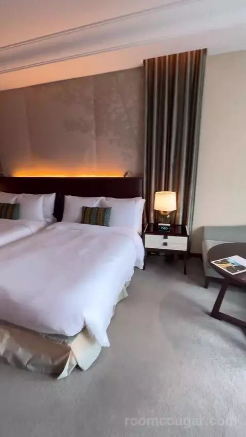 Grand Deluxe, Larger Guest Room, 2 Double, Skyline View, Corner Room bed picture #5