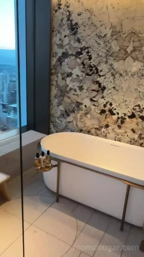 Deluxe Suite, 1 Bedroom Suite, 2 Double, Corner Room (#2303) bathroom picture #2