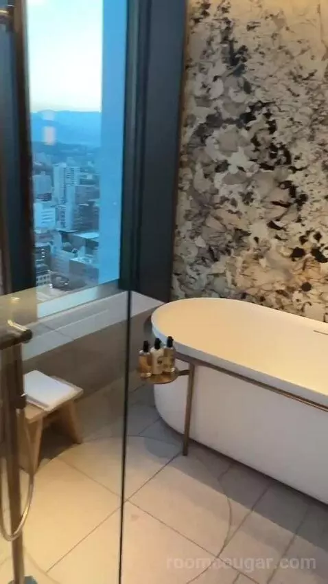 Deluxe Suite, 1 Bedroom Suite, 2 Double, Corner Room (#2303) bathroom picture #4