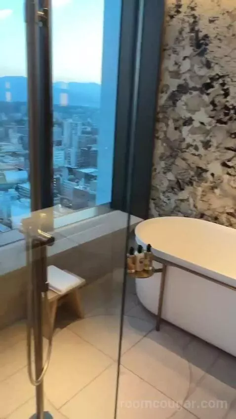 Deluxe Suite, 1 Bedroom Suite, 2 Double, Corner Room (#2303) bathroom picture #5