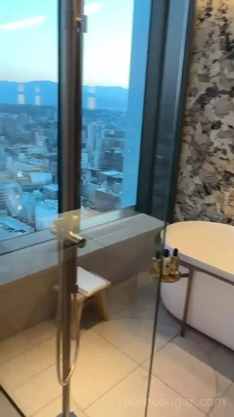 Deluxe Suite, 1 Bedroom Suite, 2 Double, Corner Room (#2303) bathroom picture #6
