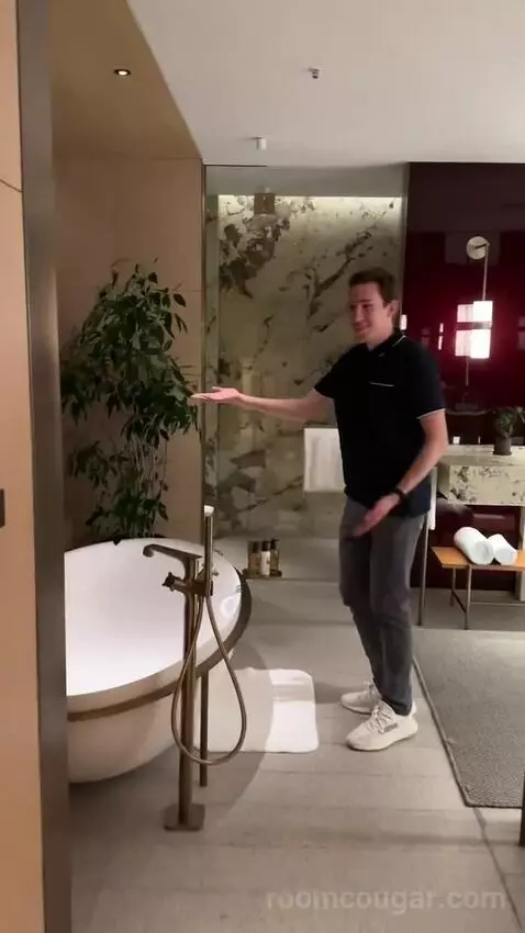 The Ritz-Carlton Suite, Club Lounge Access, 1 Bedroom Suite, 1 King, Hakata Bay View bathroom picture #3