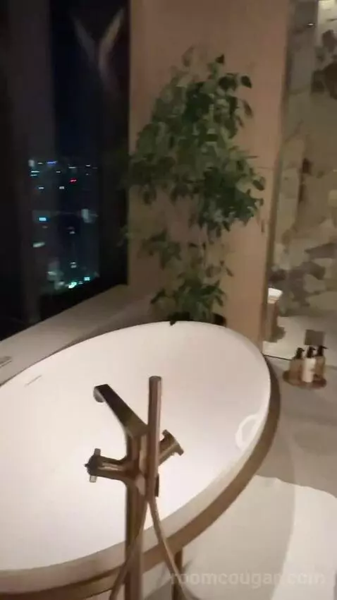 The Ritz-Carlton Suite, Club Lounge Access, 1 Bedroom Suite, 1 King, Hakata Bay View bathroom picture #5