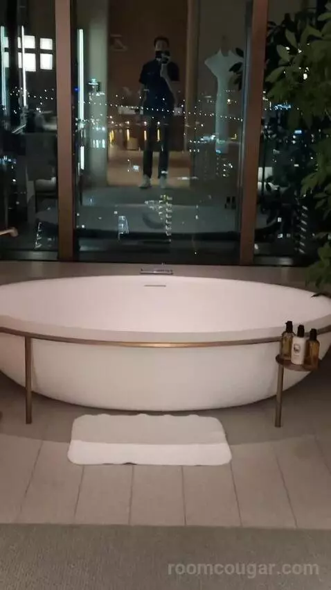 The Ritz-Carlton Suite, Club Lounge Access, 1 Bedroom Suite, 1 King, Hakata Bay View bathroom picture #12