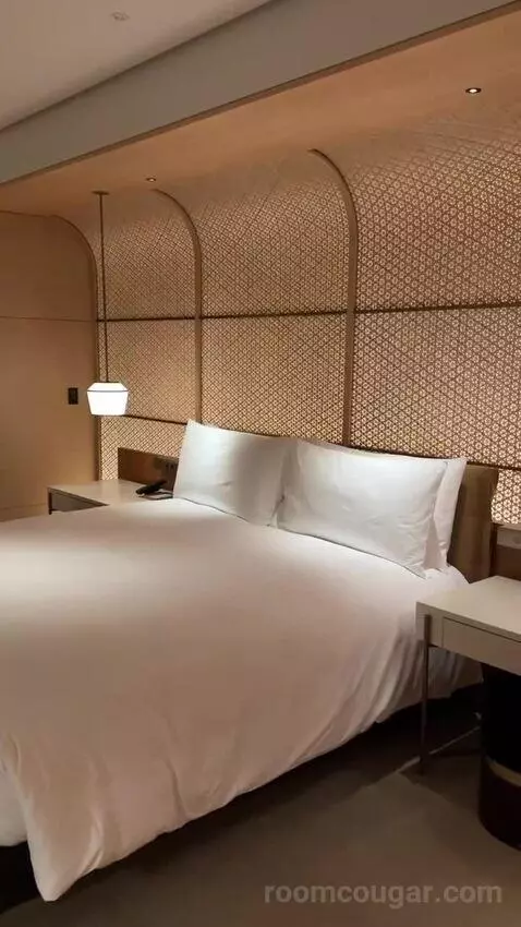 The Ritz-Carlton Suite, Club Lounge Access, 1 Bedroom Suite, 1 King, Hakata Bay View bed picture #2
