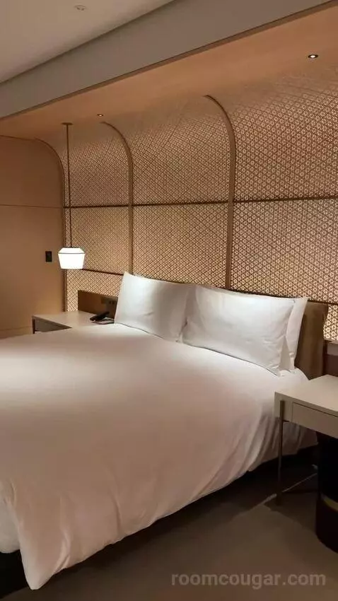 The Ritz-Carlton Suite, Club Lounge Access, 1 Bedroom Suite, 1 King, Hakata Bay View bed picture #3