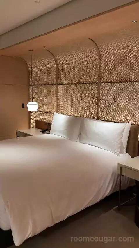 The Ritz-Carlton Suite, Club Lounge Access, 1 Bedroom Suite, 1 King, Hakata Bay View bed picture #4