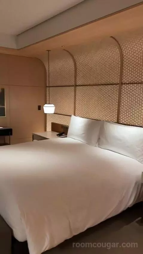 The Ritz-Carlton Suite, Club Lounge Access, 1 Bedroom Suite, 1 King, Hakata Bay View bed picture #6
