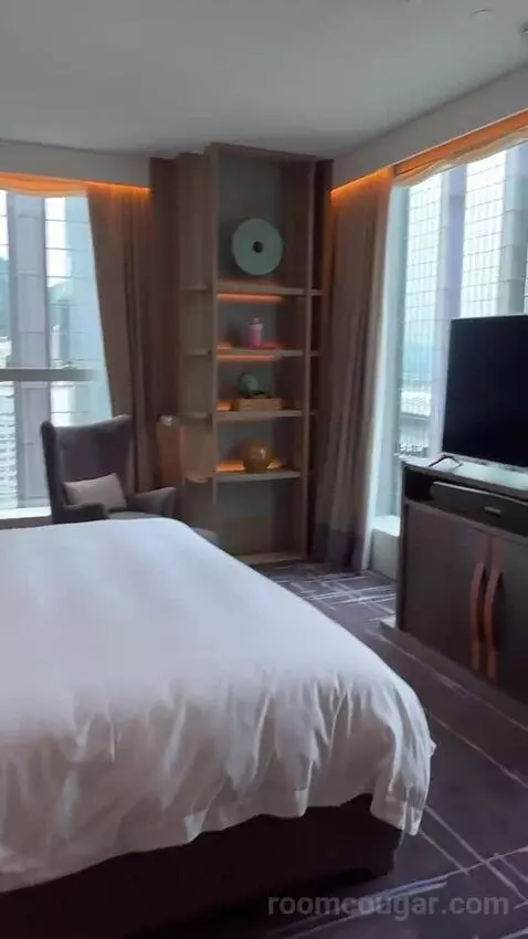 Metropolitan Suite, 1 Bedroom Suite, 1 King, Partial Harbour View bed picture #2