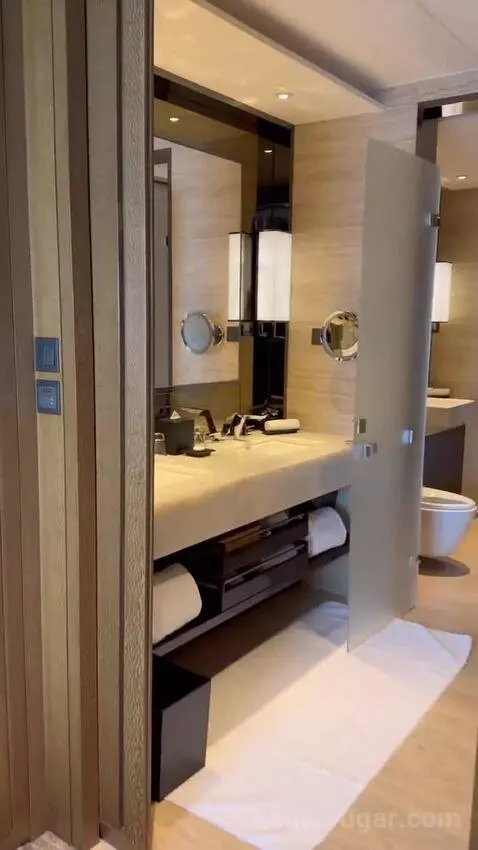 Deluxe Victoria Harbour Suite with King Bed, Club Lounge Access (#109-16) bathroom picture #6