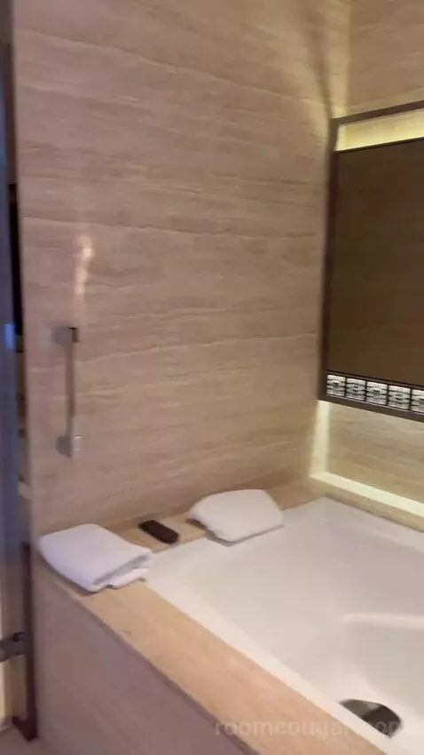 Deluxe Victoria Harbour Suite with King Bed, Club Lounge Access (#109-16) bathroom picture #7