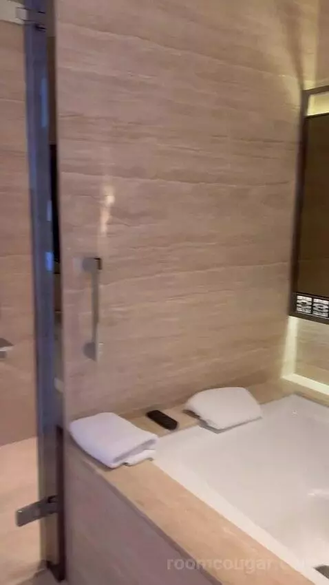 Deluxe Victoria Harbour Suite with King Bed, Club Lounge Access (#109-16) bathroom picture #8