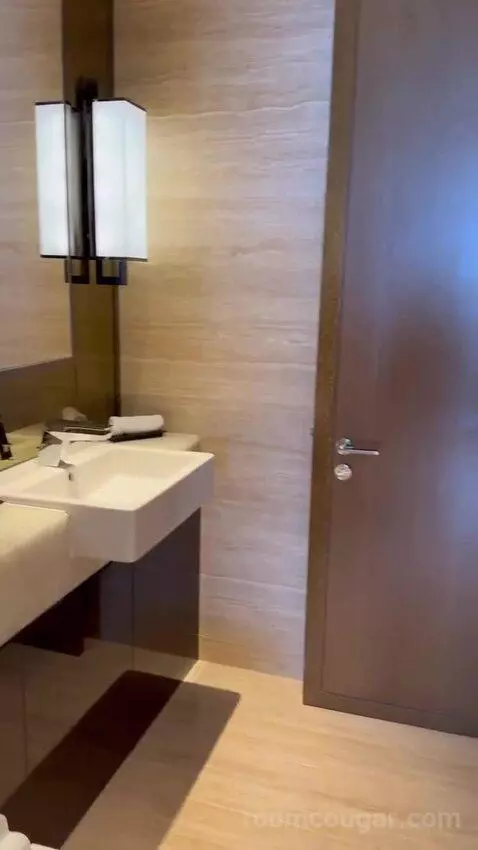 Deluxe Victoria Harbour Suite with King Bed, Club Lounge Access (#109-16) bathroom picture #9