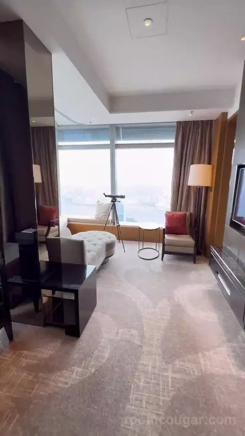 Deluxe Victoria Harbour Suite with King Bed, Club Lounge Access (#109-16) bed picture #5
