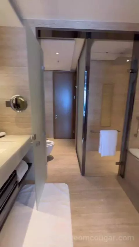 Deluxe Victoria Harbour Suite with King Bed, Club Lounge Access (#109-16) bathroom picture #2