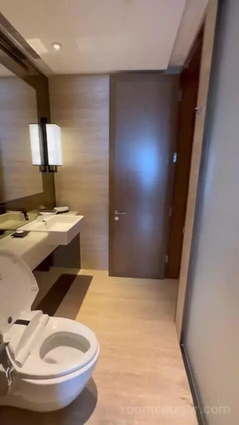 Deluxe Victoria Harbour Suite with King Bed, Club Lounge Access (#109-16) bathroom picture #4